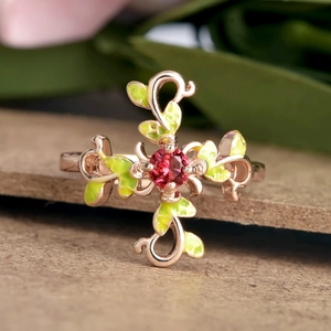 Creatieve roségouden takring met rode robijn en groen emaille bloemrankontwerp