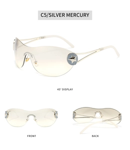 Détail des lunettes Y2K avec charnière étoile et verres miroir argentés