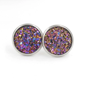 Détail de boucles d'oreilles 12mm en résine avec cristaux étincelants et cadre argenté