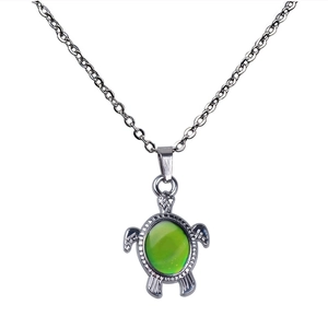 Collana tartaruga carina con pietra cambia colore in base alla temperatura su catena