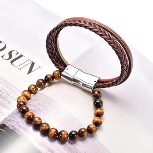 Détail du bracelet multicouche en cuir marron avec perles œil de tigre et fermoir magnétique argenté