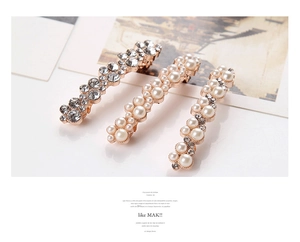 Detail of rose gold pearl hair clips set featuring rhinestones and elegant metallic finish