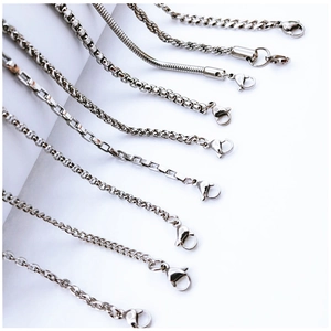 Huit styles de chaînes en acier inoxydable argenté incluant mailles serpent avec fermoirs mousqueton