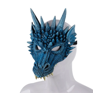 Detalle de máscara de dragón azul 3D con escamas, colmillos blancos y banda elástica