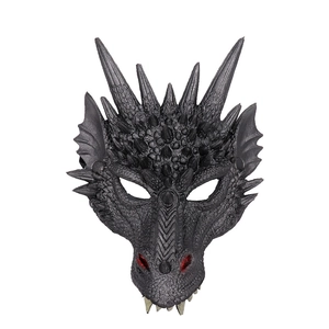 Detalle de máscara de dragón 3D con texturas de escamas, colmillos blancos y ojos rojos