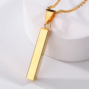 Collar con colgante de pilar rectangular dorado minimalista en acero cepillado
