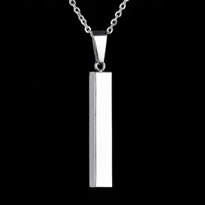 Primer plano de un colgante rectangular de acero inoxidable pulido en una cadena fina