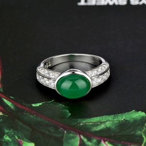 Vintage silver ring featuring emerald gemstone and 925 stamp with white zircon accents