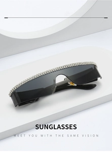 Détail de lunettes de soleil masque avec strass scintillants sur la monture supérieure