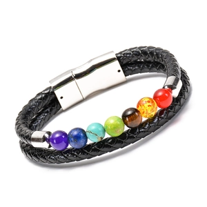 Dettaglio della trama in pelle intrecciata e delle perle colorate in pietra naturale chakra