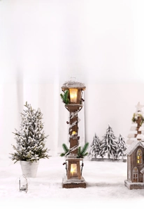 Dettaglio di un lampioncino natalizio in legno rustico con calda luce LED interna