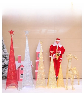 Détails des sapins de Noël pyramides en fer doré, argent et rouge avec des lumières LED