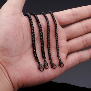 Set di quattro catene box nere in acciaio inossidabile con chiusura in mano