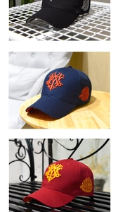 Detailansicht der Bestickung auf Freizeit-Basecaps in Schwarz, Marine und Weinrot