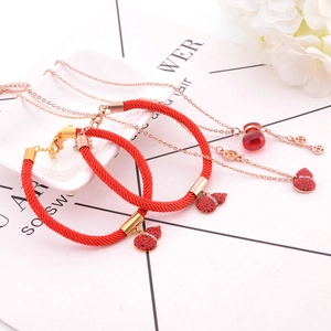 Bracelet tressé rouge avec pendentif gourde dorée et parure de bijoux assortis