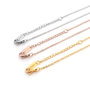 Collares de acero inoxidable en plata, oro rosa y oro con cierre de mosquetón y etiqueta
