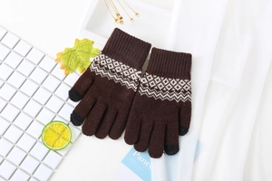 Gants en tricot marron tactiles avec motifs géométriques blancs sur les poignets
