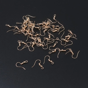 Détail de crochets d'oreilles dorés avec bille et spirale pour bijoux DIY