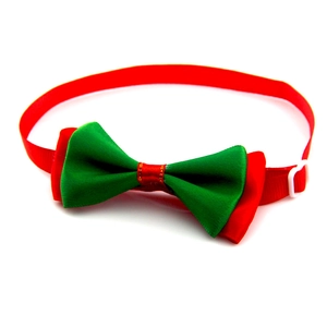 Dettaglio papillon in raso rosso e verde per cani con cinturino e fibbia in plastica