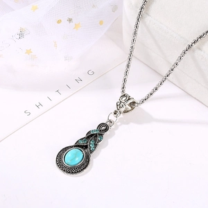 Vue détaillée du collier turquoise vintage avec strass bleus sur chaîne en blé
