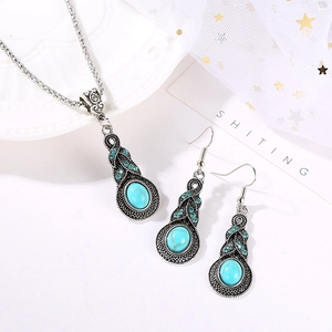 Détail d'une parure vintage en turquoise avec pendentifs goutte et strass bleus