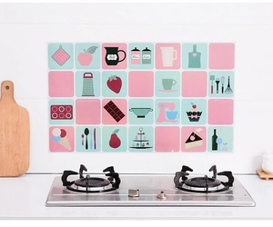 Dettaglio dell'adesivo murale da cucina con motivi a griglia colorati e utensili