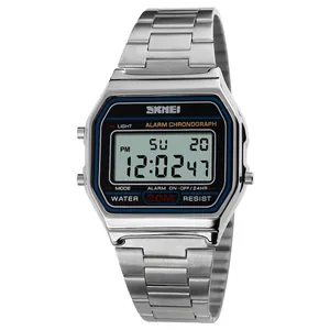 Dettaglio di un orologio sportivo digitale in acciaio argento con cassa rettangolare e cinturino