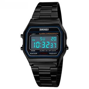 Dettaglio macro dell'orologio digitale vintage nero con sveglia, cronometro e LED