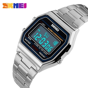 Dettaglio dell'orologio digitale in acciaio argento con display LCD quadrato e cinturino