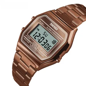 Dettaglio dell'orologio digitale SKMEI con cassa in acciaio bronzo e trama metallica spazzolata