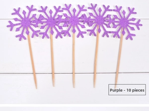 Gros plan de décorations de gâteaux en flocons de neige violets pailletés pour fête
