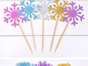 Détails de décorations de gâteaux flocons de neige pailletés en rose, bleu, argent et or