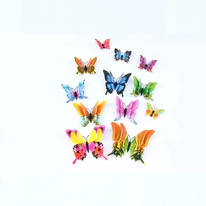 Vista detallada de pegatinas de pared de mariposa 3D coloridas con alas de doble capa e imán