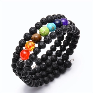 Détail des perles de chakra en pierre de lave sur un bracelet multi-rangs