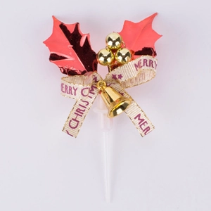 Décoration de gâteau de Noël avec feuilles de houx rouges, cloches dorées et ruban festif