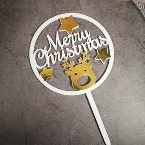 Dettaglio del cake topper in acrilico bianco Merry Christmas con renna e stelle dorate