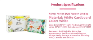 Détail des sacs cadeaux roses avec motifs de flamants et fleurs en quatre tailles