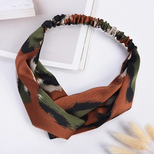 Detail eines elastischen Stirnbands mit Knoten und braun-grünem Leopardenmuster