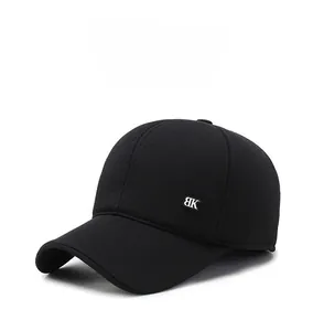 Detail einer Winter-Baseballkappe mit dickem Strukturstoff und metallischem BK-Logo
