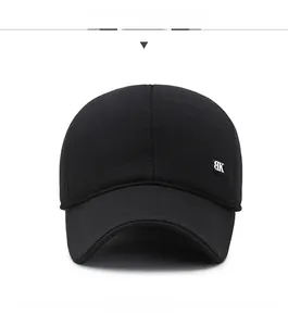 Detaillierte Vorderansicht der schwarzen Winter-Basecap mit silbernem BK-Metalllogo und Stoff
