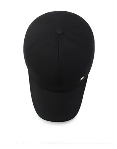 Draufsicht auf eine schwarze Winter-Baseballkappe mit BK-Metallemblem und Premium-Stoff