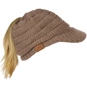Détail du bonnet en tricot kaki avec ouverture pour queue de cheval et texture latérale