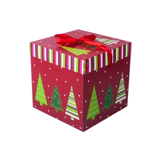 Detail einer roten Weihnachtsgeschenkbox mit Tannenmustern und roter Seidenschleife