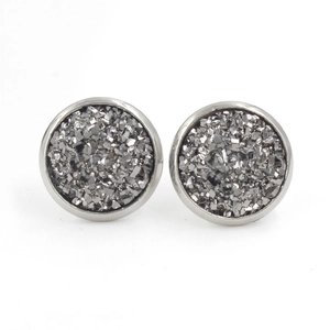 Vue macro de boucles d'oreilles 12mm en résine avec cristaux gris foncé et cadre acier
