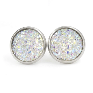 Gros plan de boucles d'oreilles 12mm en résine scintillante avec base en titane poli