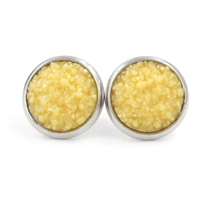 Détail des boucles d'oreilles 12mm en acier titane avec texture cristal de résine jaune