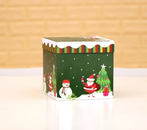 Detail einer dunkelgrünen Weihnachtsbox mit Weihnachtsmann- und Schneemann-Motiven
