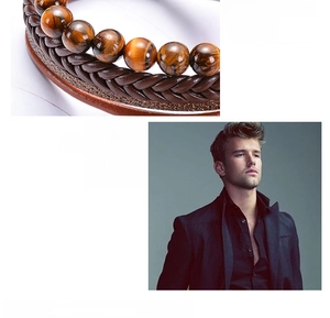 Détail des perles en œil de tigre et du bracelet en cuir tressé pour homme de près
