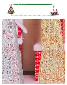 Détail de sapins de Noël pyramidaux dorés et argentés avec des paillettes brillantes