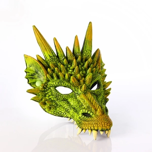 Detalle de máscara de dragón verde con textura de escamas 3D y cuernos amarillos